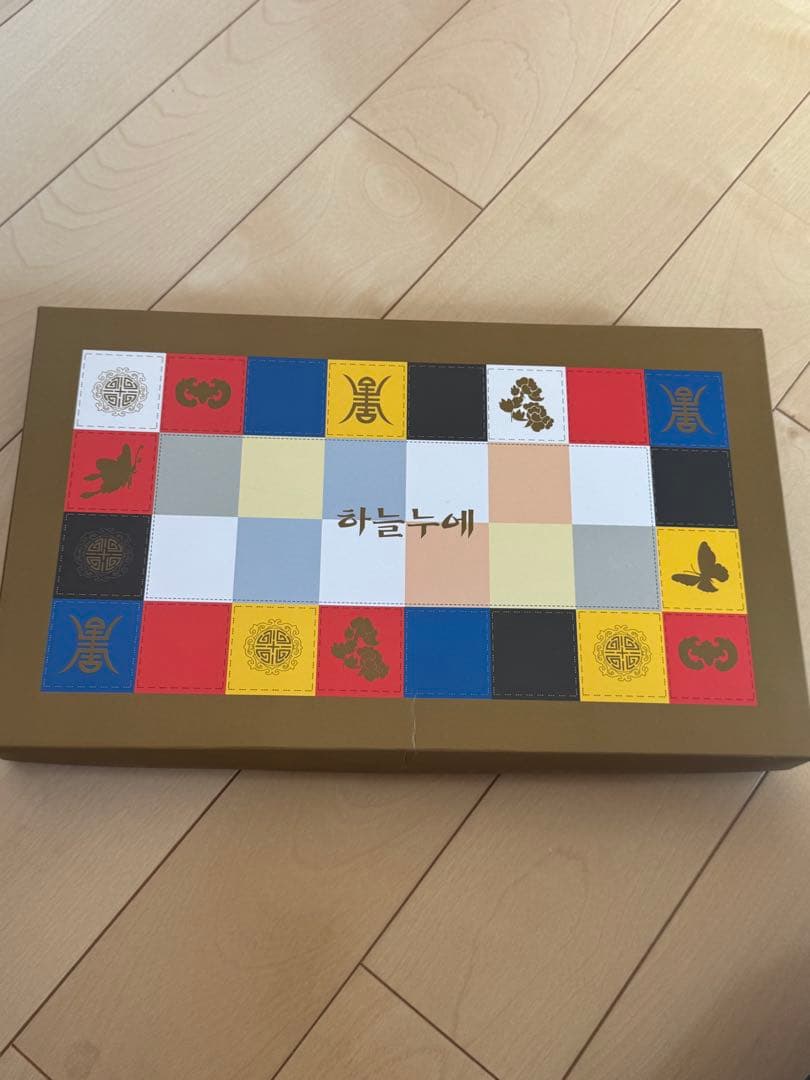 韓国・花柄刺繍ホワイトエプロン