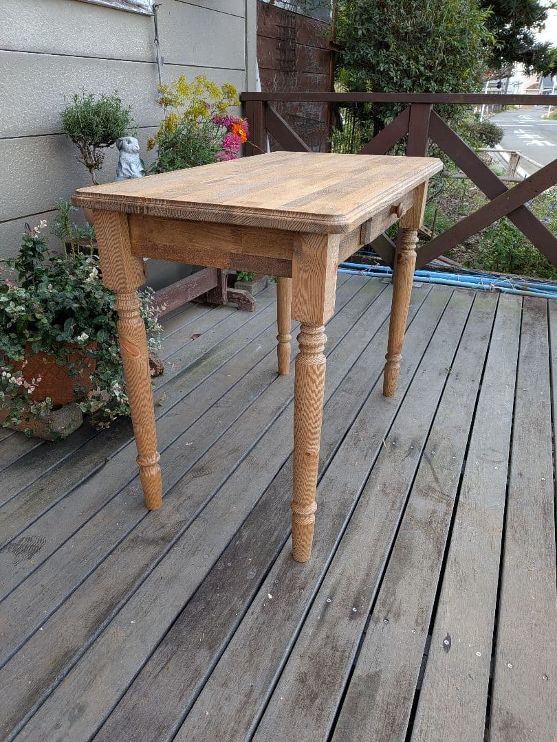 クラシックろくろ脚の木製テーブル 引き出し付き