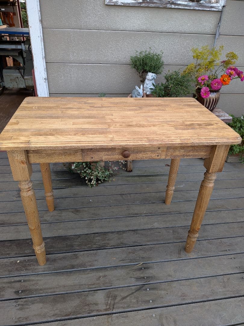 クラシックろくろ脚の木製テーブル 引き出し付き