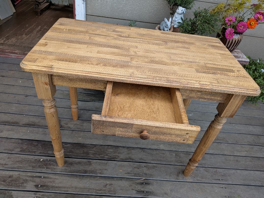 クラシックろくろ脚の木製テーブル 引き出し付き