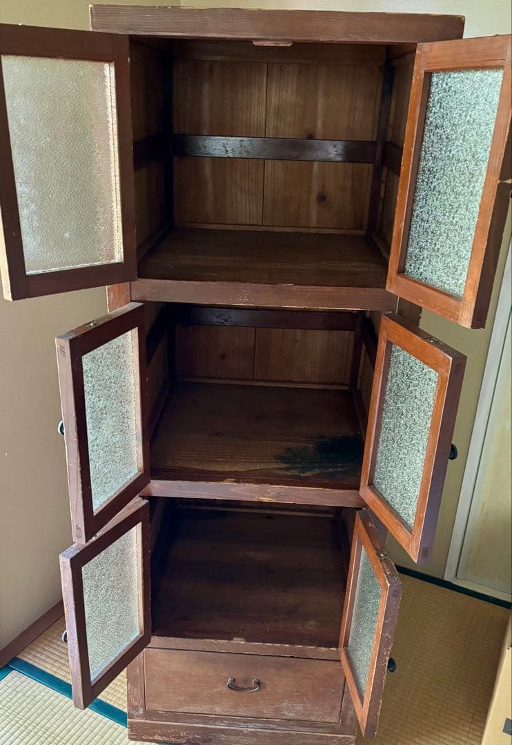 木製のブラウンキャビネット、4扉と1引き出し付き