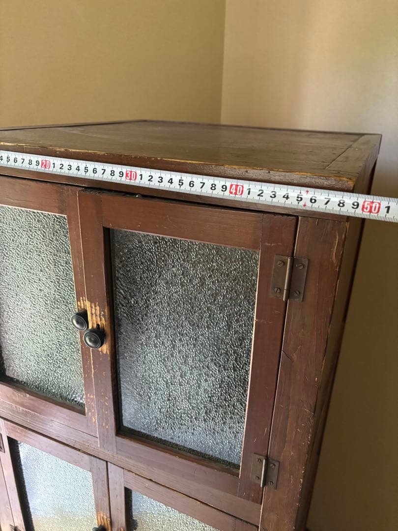 木製のブラウンキャビネット、4扉と1引き出し付き