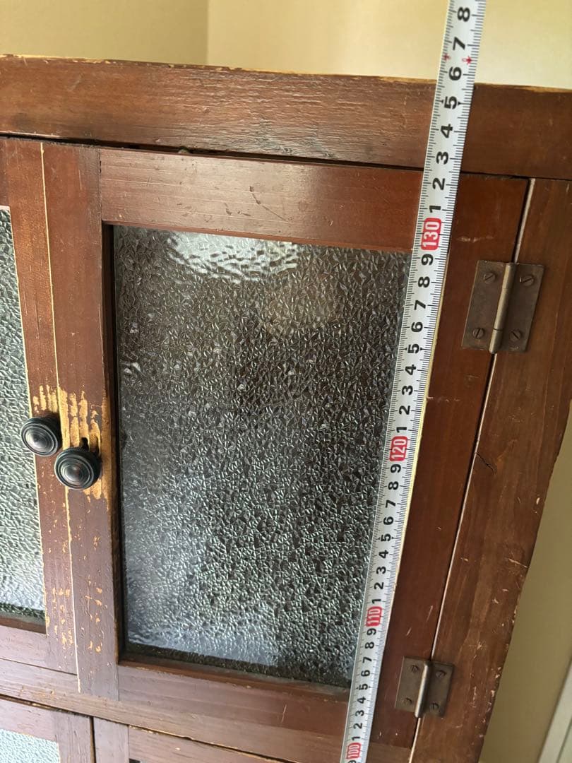 木製のブラウンキャビネット、4扉と1引き出し付き