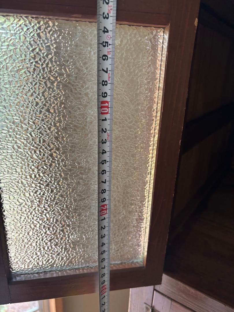 木製のブラウンキャビネット、4扉と1引き出し付き