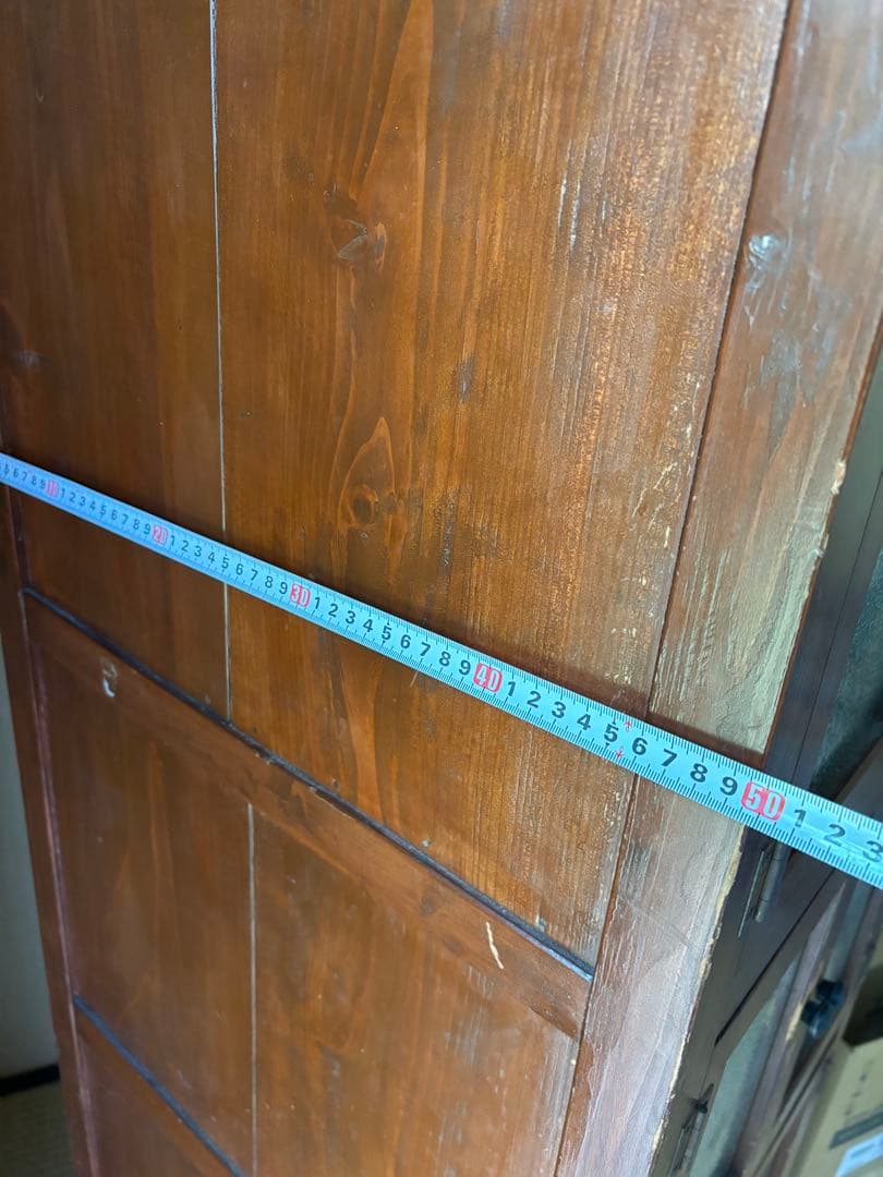 木製のブラウンキャビネット、4扉と1引き出し付き