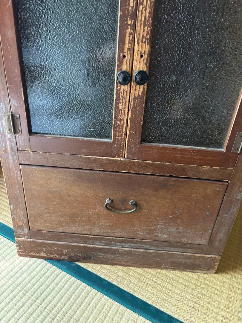 木製のブラウンキャビネット、4扉と1引き出し付き