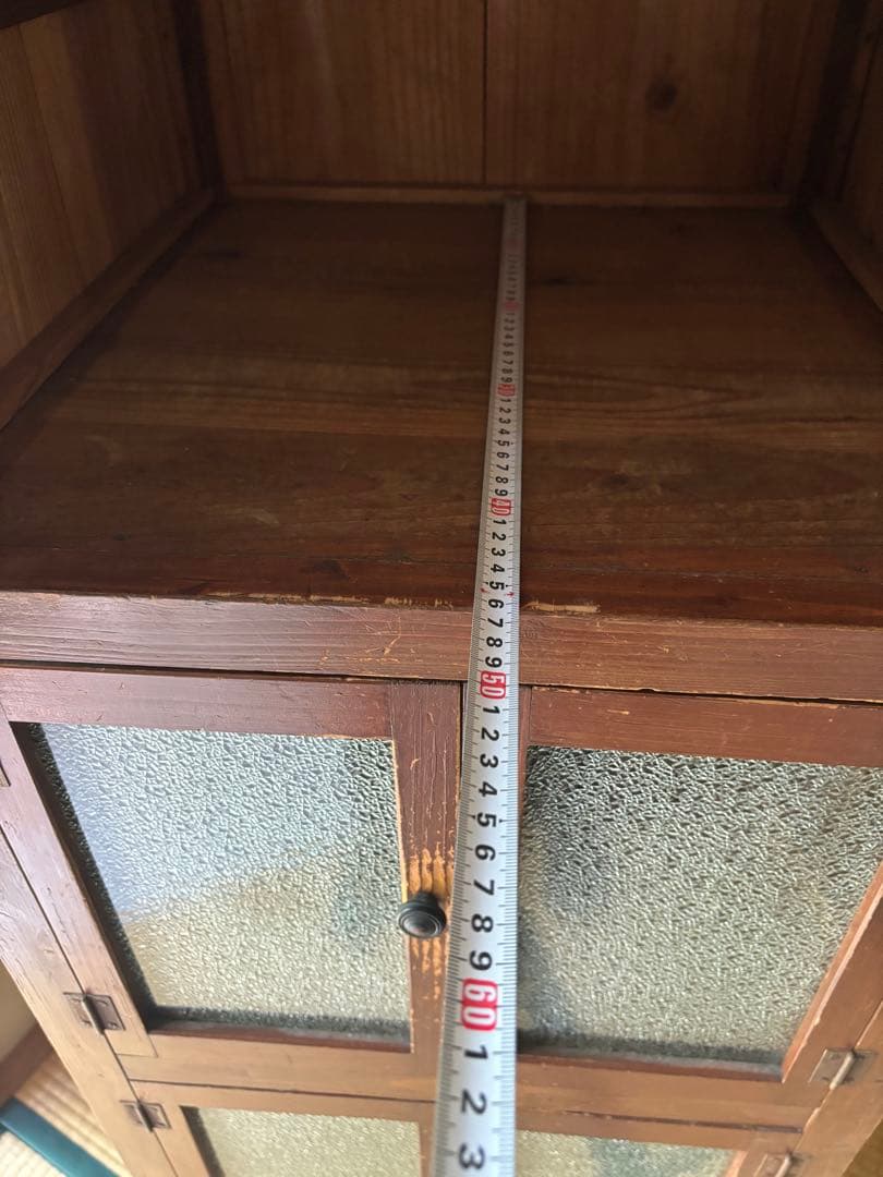 木製のブラウンキャビネット、4扉と1引き出し付き