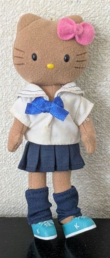 レトロ　ハローキティドレスアップコレクション日焼けガングロギャルとお着替えセット