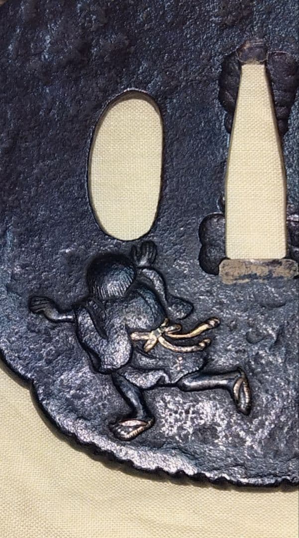 希少　鉄地大鍔　鐔　(羽州庄内之住　正阿弥清成作　獅子舞の図)　鈴木清成　箱付き