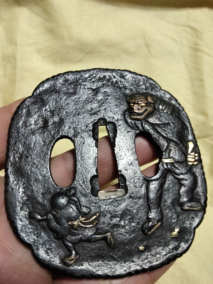 希少　鉄地大鍔　鐔　(羽州庄内之住　正阿弥清成作　獅子舞の図)　鈴木清成　箱付き