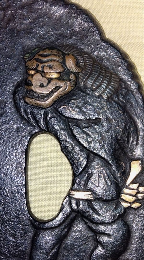 希少　鉄地大鍔　鐔　(羽州庄内之住　正阿弥清成作　獅子舞の図)　鈴木清成　箱付き