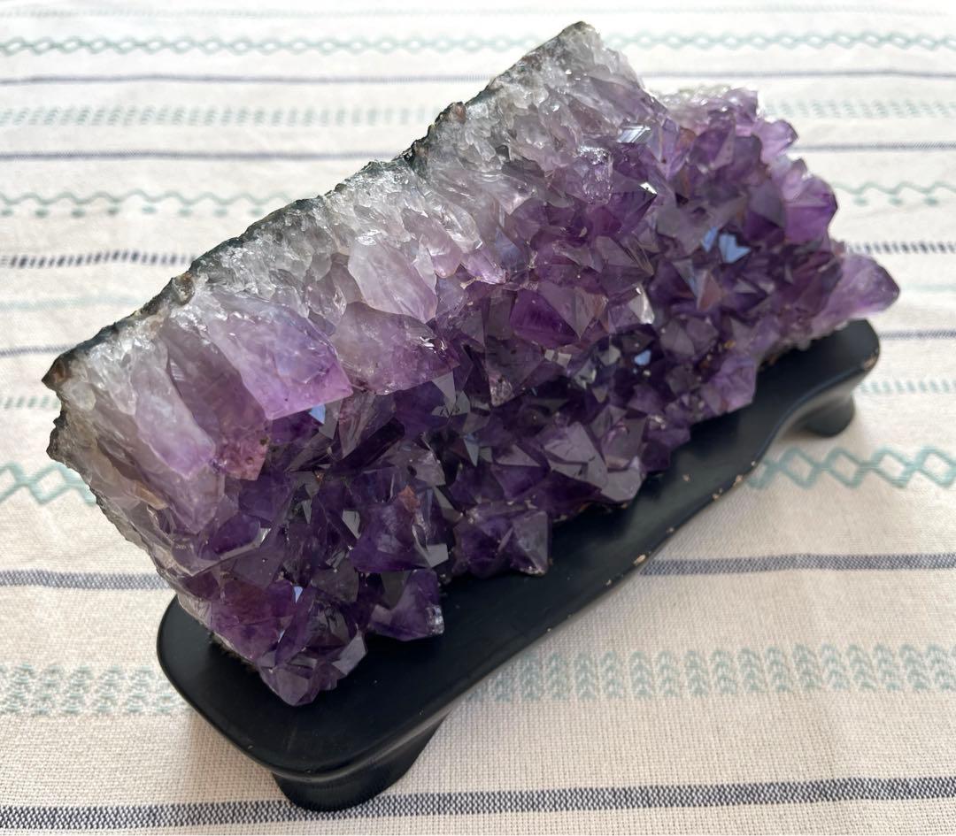 SALE✩.*˚天然石 水晶 アメジスト クラスター 原石 3.5kg 台座付き