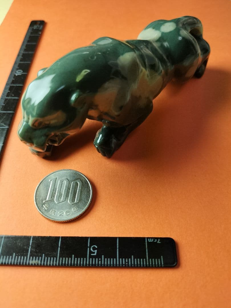 津軽錦石(つがるにしきいし)の ひょう の置物です。工芸品 - メルカリ