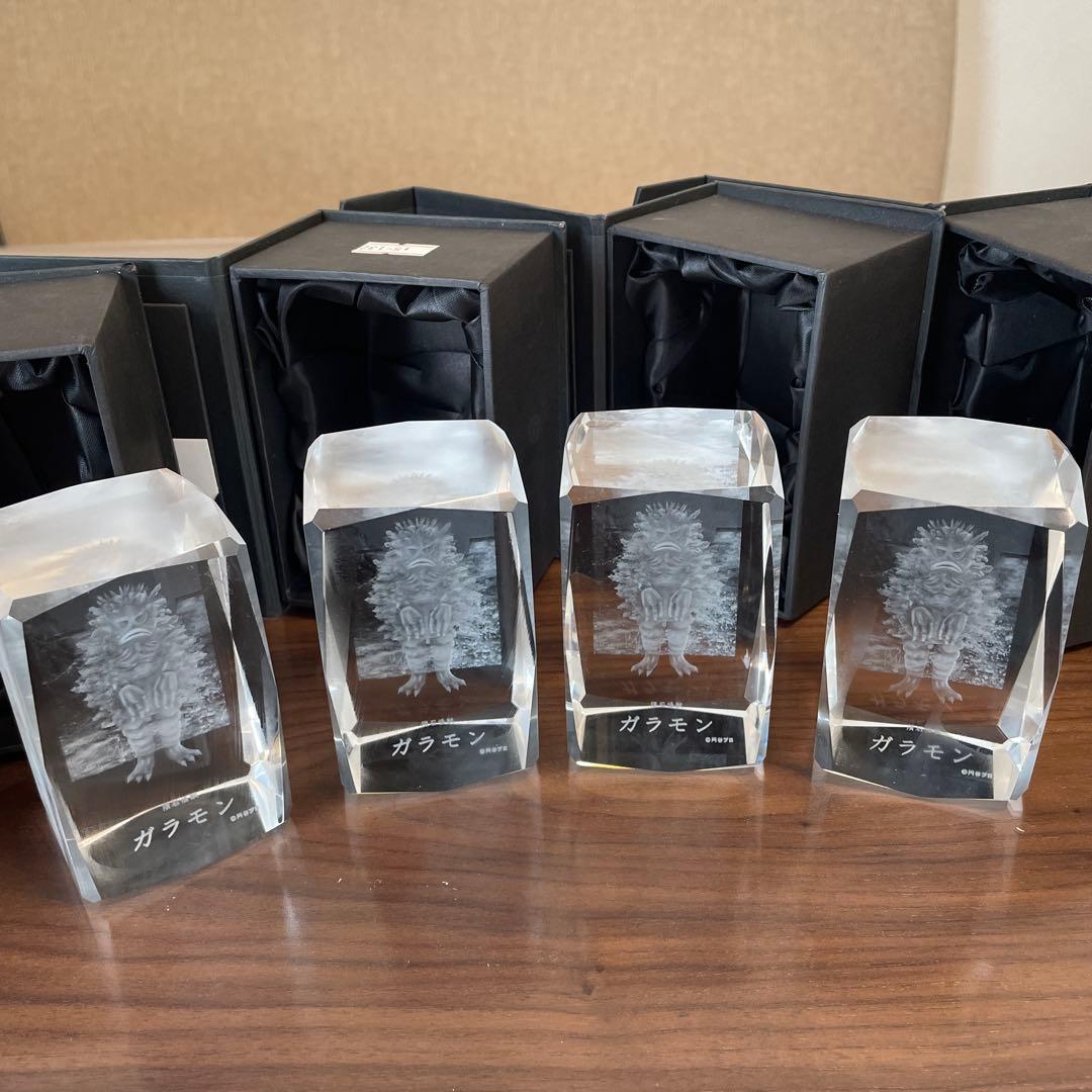 ウルトラマンシリーズの怪獣「ガラモン」クリスタルオブジェ 4点セット