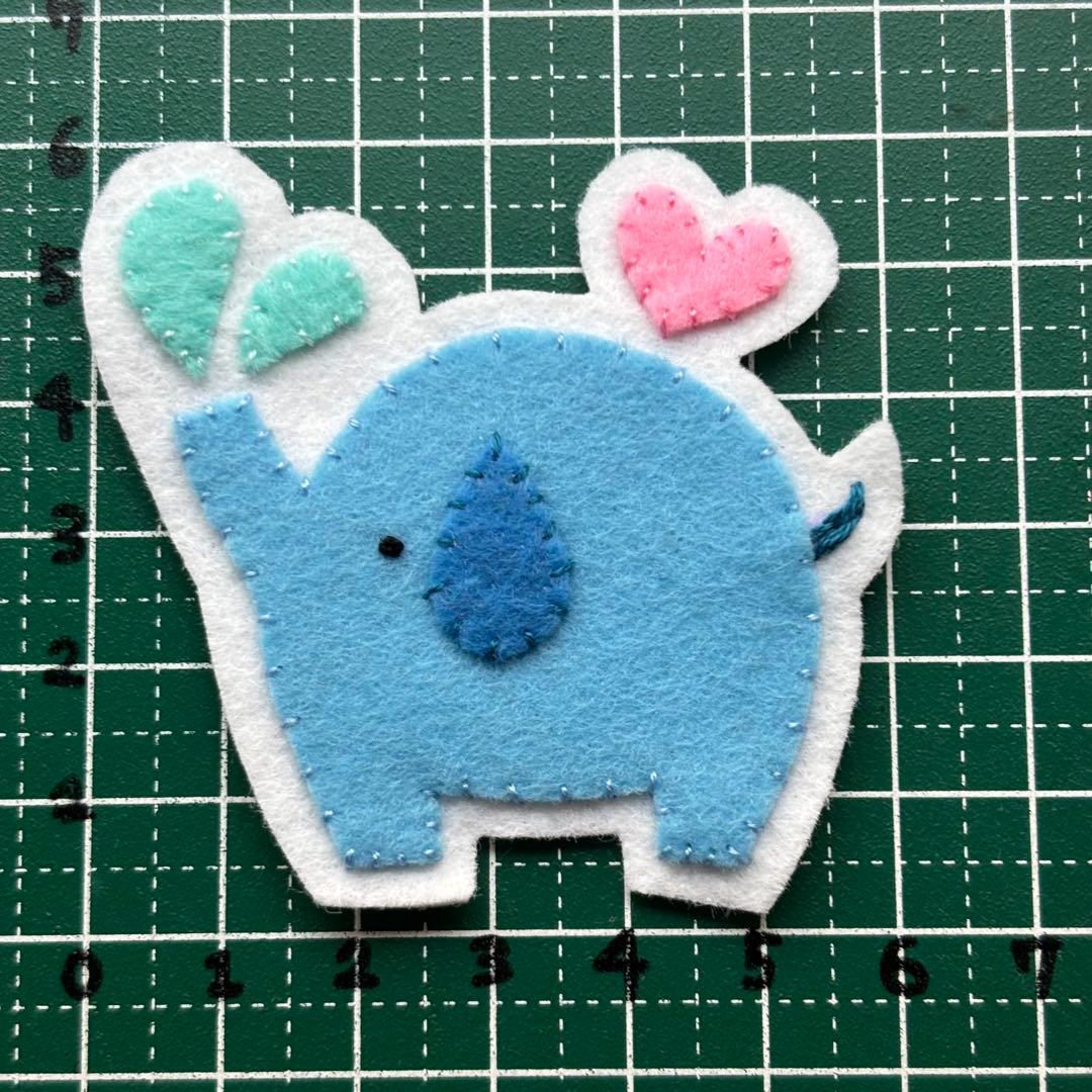 ハンドメイド フェルト ワッペン ニコニコドライフラワー様 - メルカリ