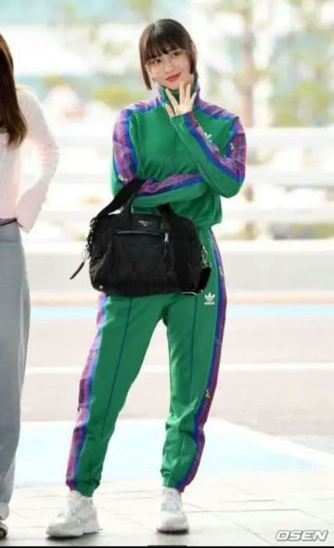 TWICEモモ着用 アディダス ジャージ 上下 フローラル セットアップ 花