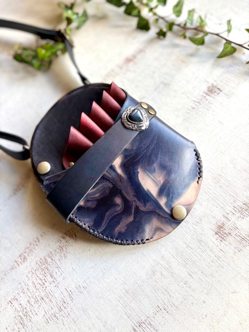 tom 手染めブラックマーブルの丸型シザーケース、ゴム手袋ホルダー