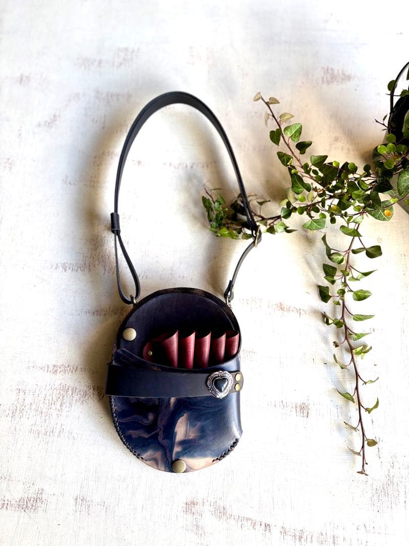 tom 手染めブラックマーブルの丸型シザーケース、ゴム手袋ホルダー