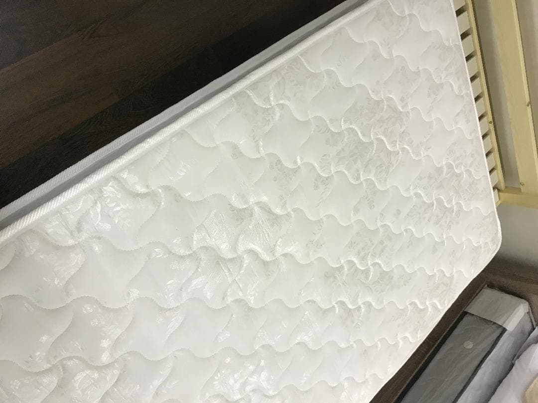 コイルマットレスとベッドフレームのセット