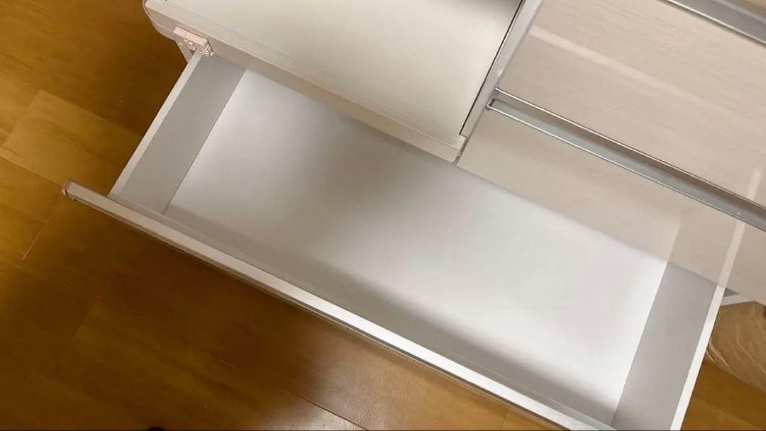 アイボリー 食器棚 ガラス扉付き 送料18500円かかる為この金額です