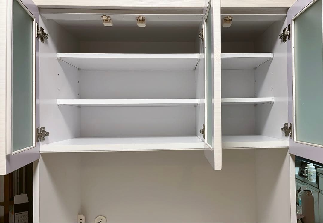 アイボリー 食器棚 ガラス扉付き 送料18500円かかる為この金額です