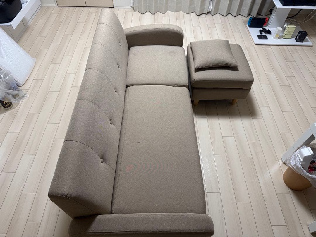 ベージュ 3人掛けソファ　禁煙　オットマン・クッション付き　即購入可能