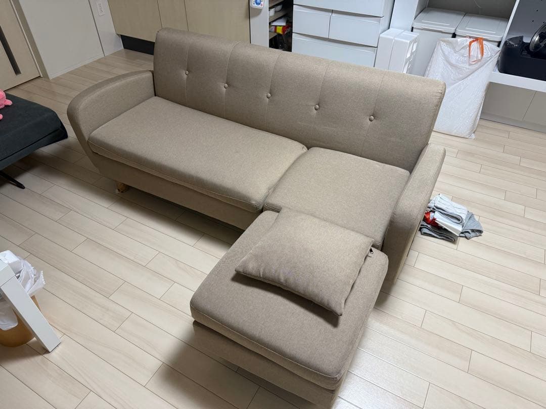 ベージュ 3人掛けソファ　禁煙　オットマン・クッション付き　即購入可能