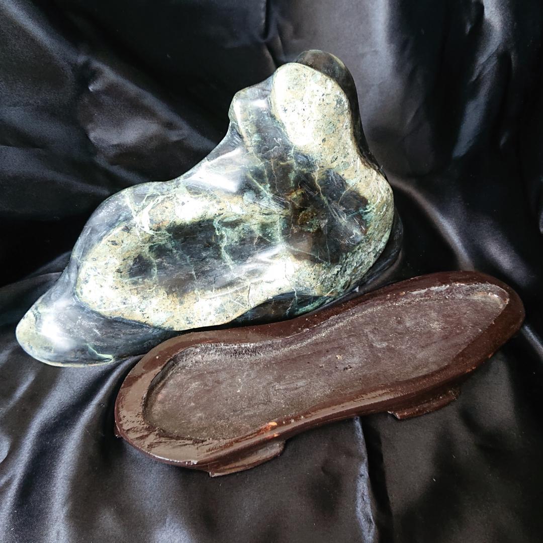 天然石愛石家放出品、美石縁起物の蛇石上向き　鑑賞台付き　蛇紋石　観賞石