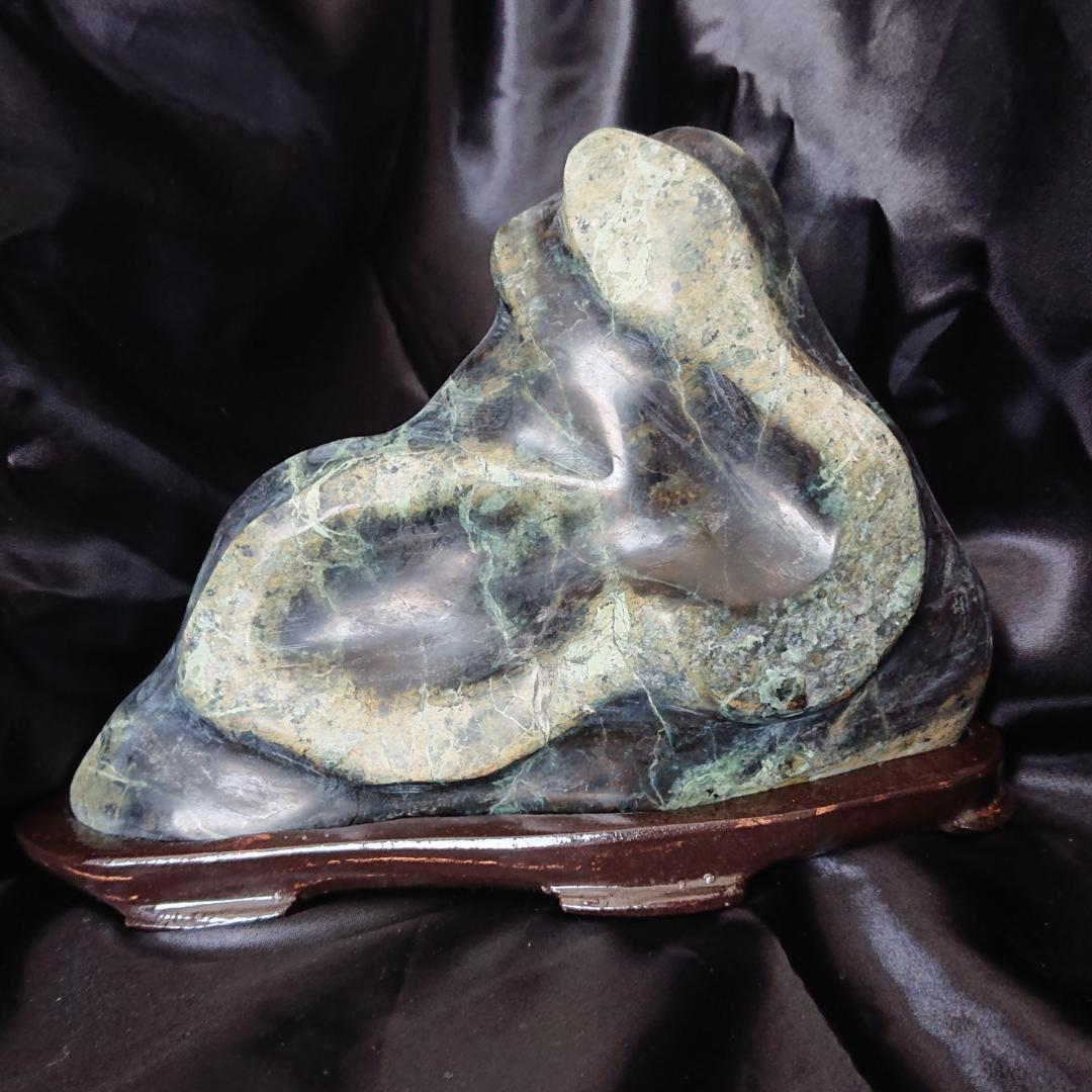 天然石愛石家放出品、美石縁起物の蛇石上向き　鑑賞台付き　蛇紋石　観賞石