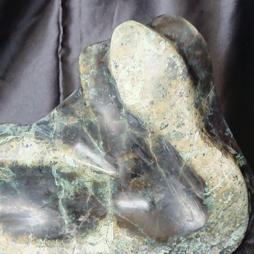 天然石愛石家放出品、美石縁起物の蛇石上向き　鑑賞台付き　蛇紋石　観賞石