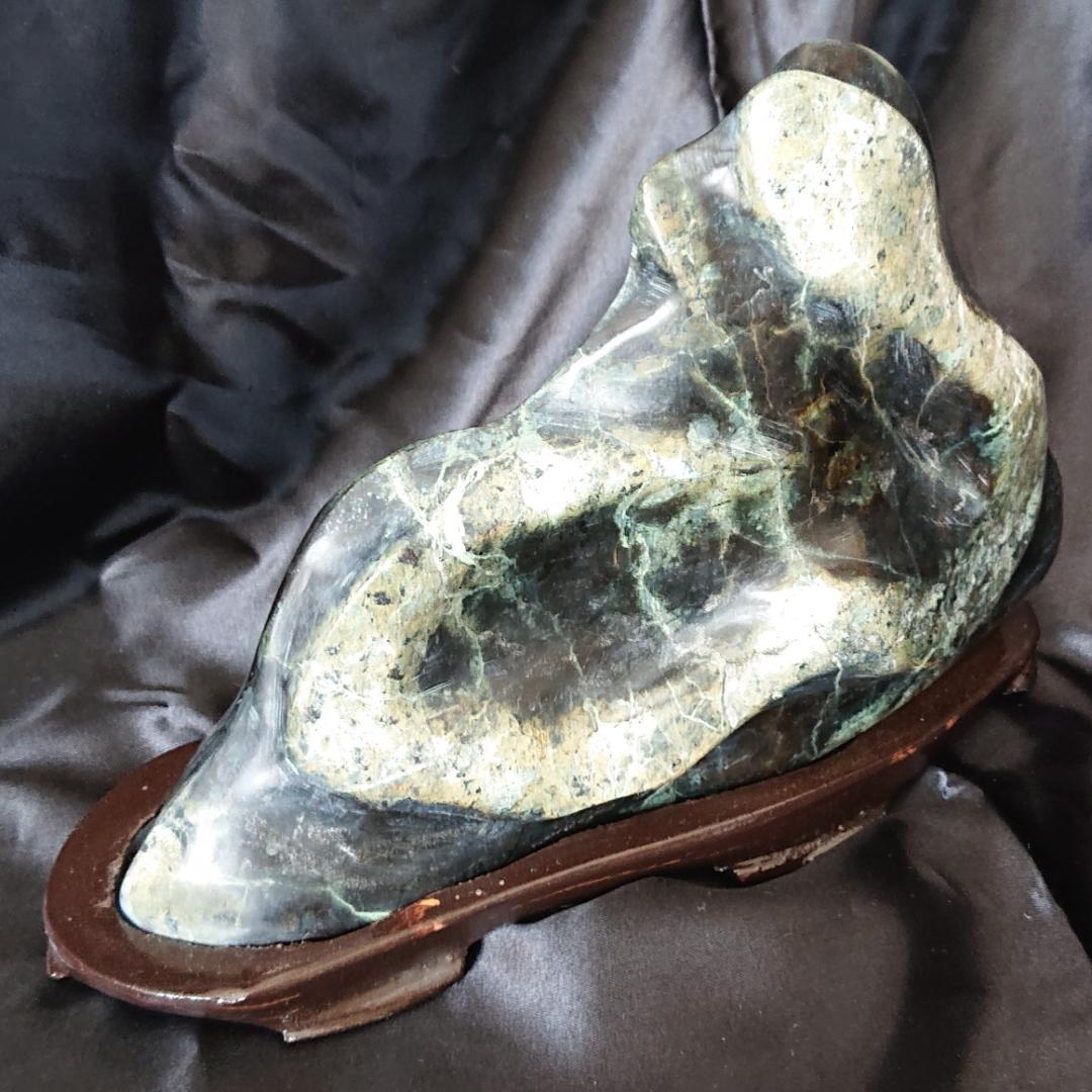 天然石愛石家放出品、美石縁起物の蛇石上向き　鑑賞台付き　蛇紋石　観賞石