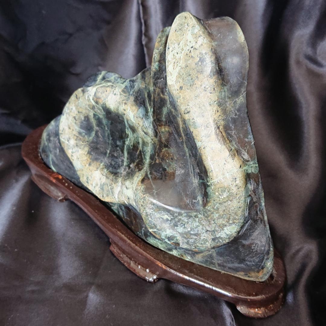 天然石愛石家放出品、美石縁起物の蛇石上向き　鑑賞台付き　蛇紋石　観賞石