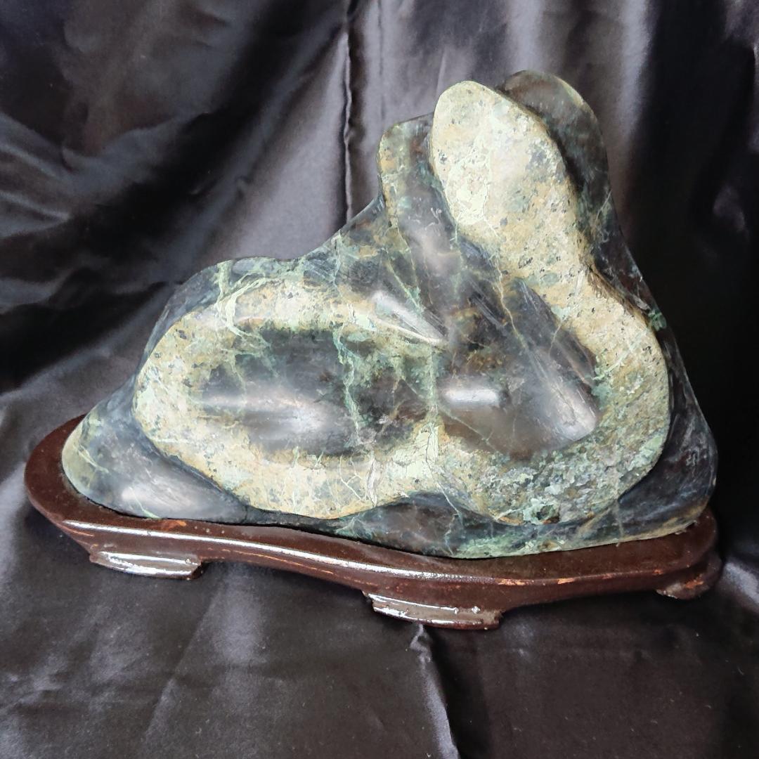 天然石愛石家放出品、美石縁起物の蛇石上向き　鑑賞台付き　蛇紋石　観賞石