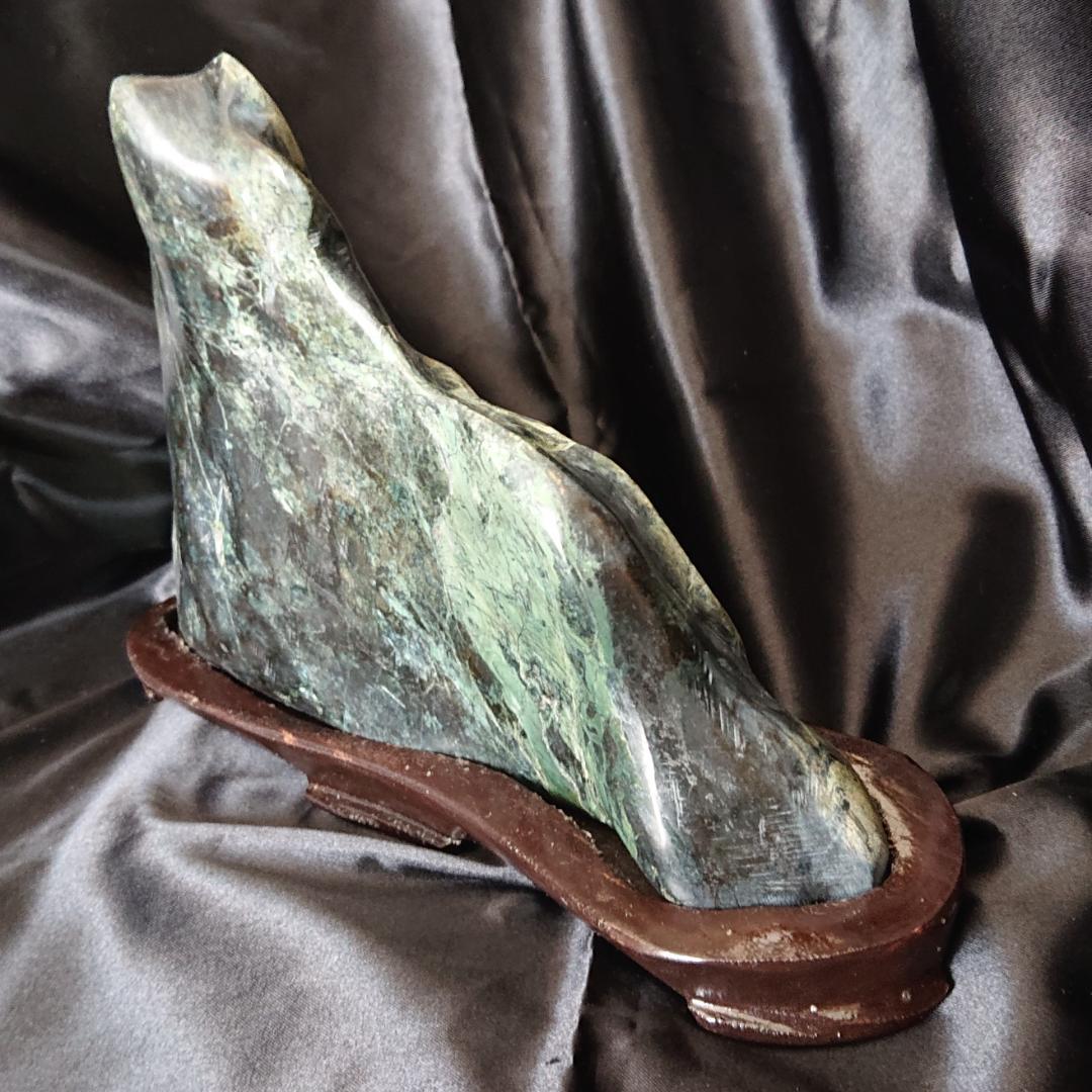 天然石愛石家放出品、美石縁起物の蛇石上向き　鑑賞台付き　蛇紋石　観賞石