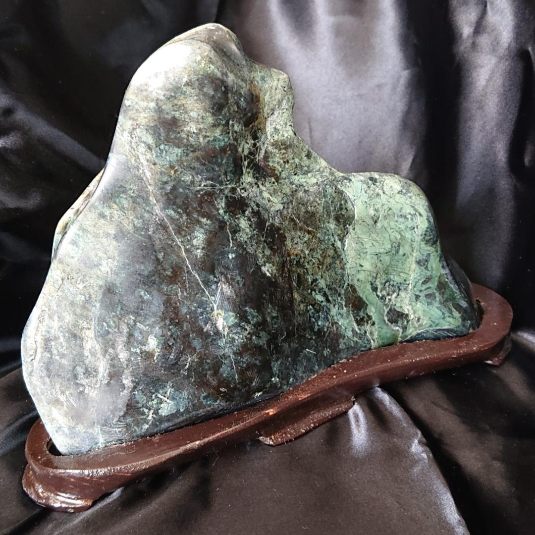 天然石愛石家放出品、美石縁起物の蛇石上向き　鑑賞台付き　蛇紋石　観賞石