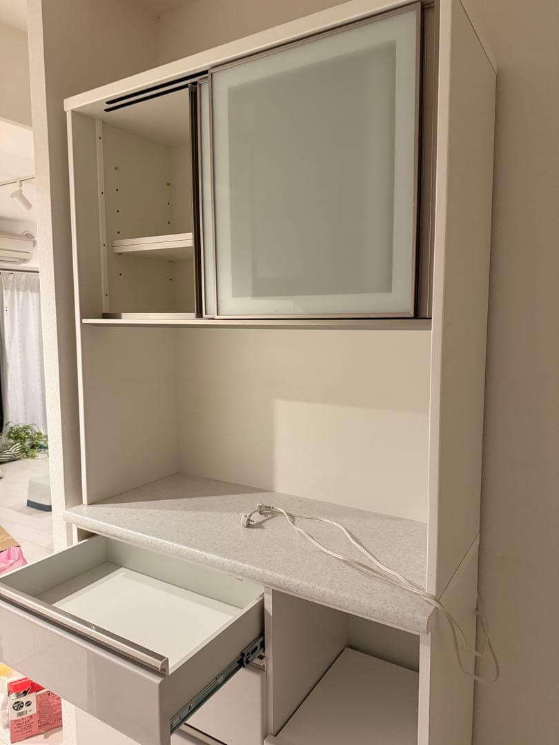 ホワイト木製食器棚 スライド扉付き