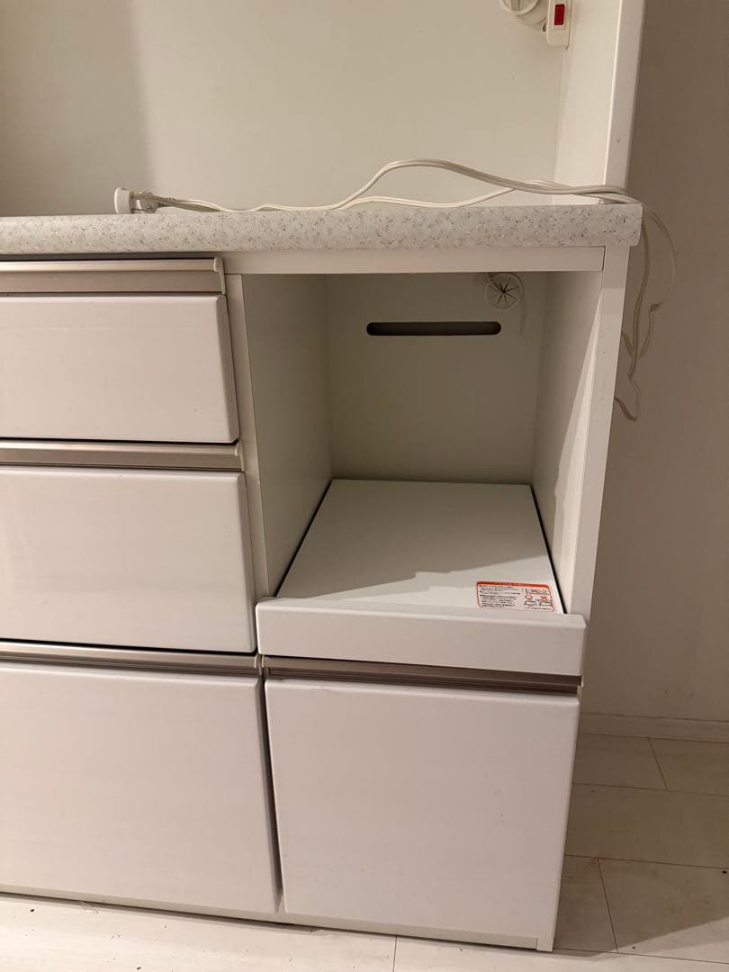 ホワイト木製食器棚 スライド扉付き