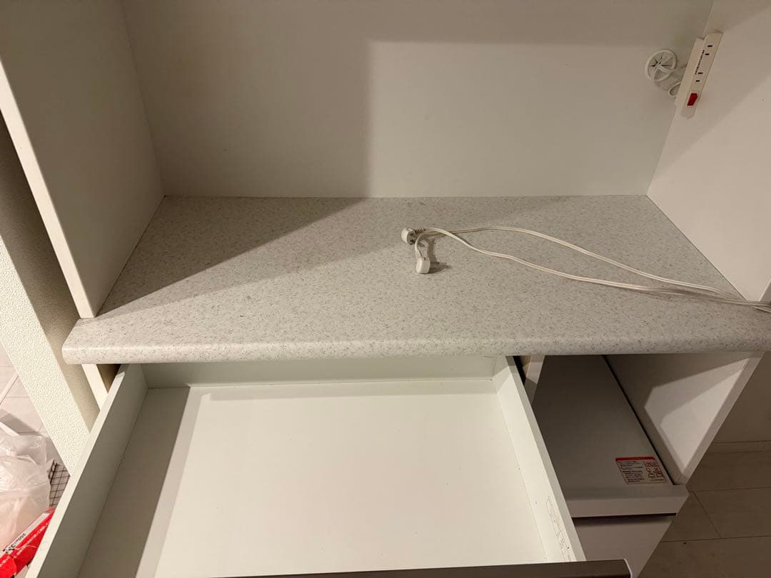 ホワイト木製食器棚 スライド扉付き