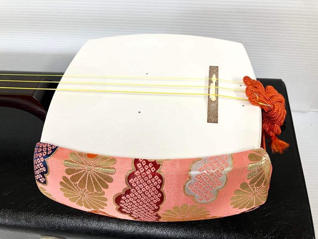 美品◆民謡三味線◆紅木 中棹 東さわり 皮破れ無し 鼈甲撥／駒／替え弦／ケース付