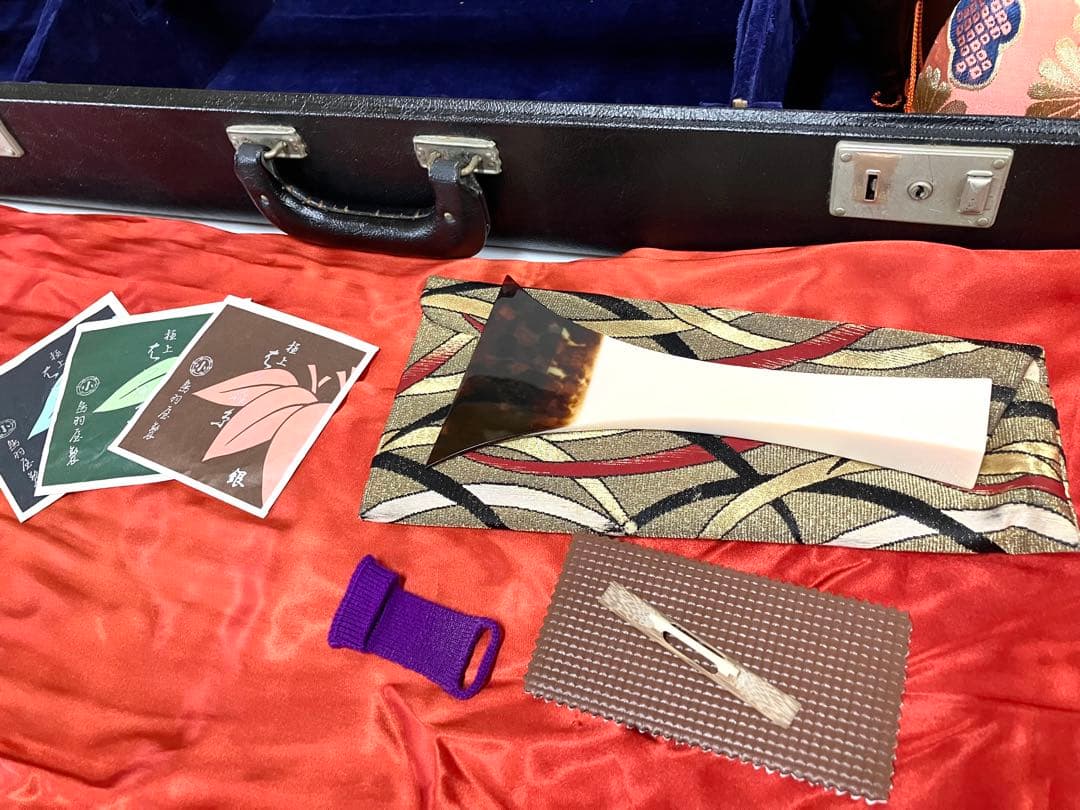 美品◆民謡三味線◆紅木 中棹 東さわり 皮破れ無し 鼈甲撥／駒／替え弦／ケース付