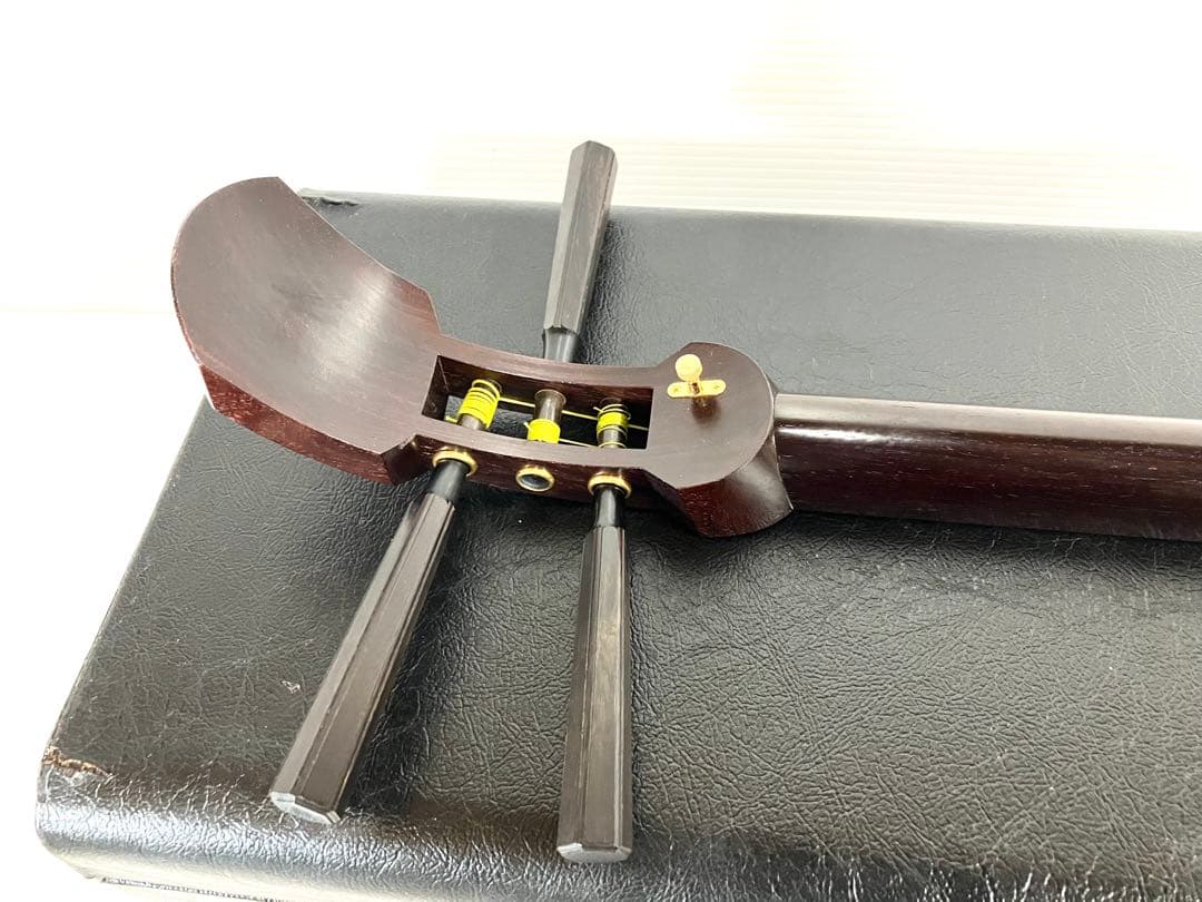 美品◆民謡三味線◆紅木 中棹 東さわり 皮破れ無し 鼈甲撥／駒／替え弦／ケース付