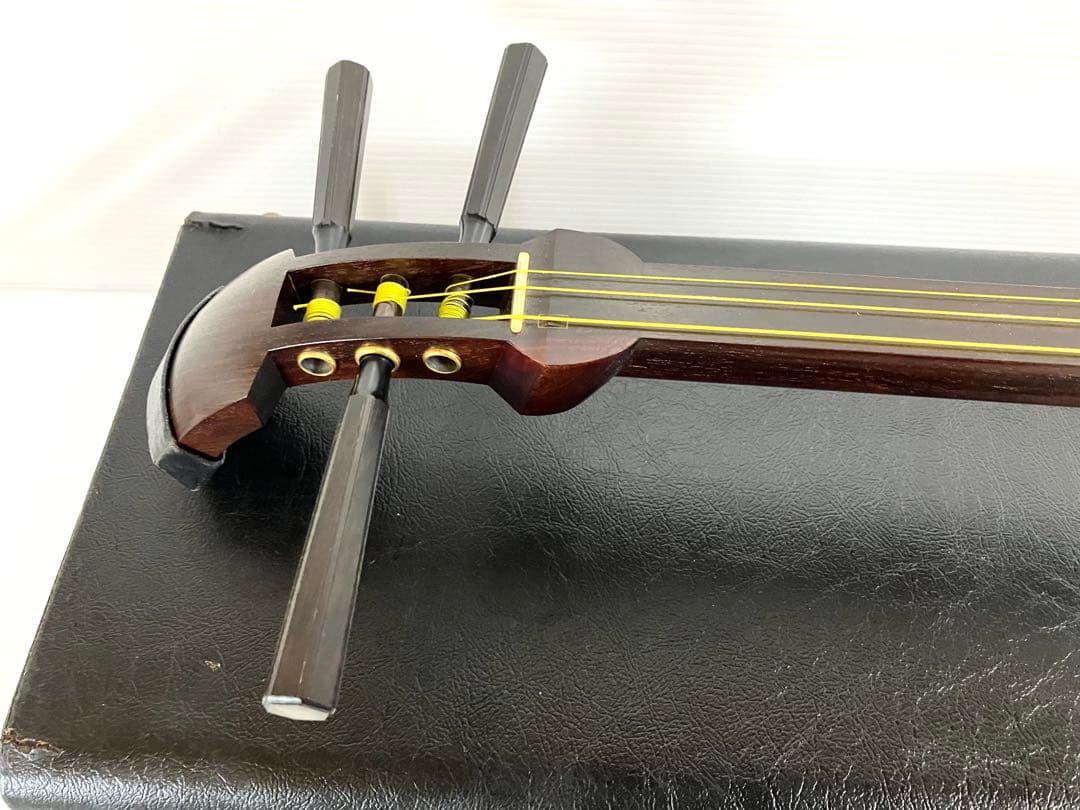 美品◆民謡三味線◆紅木 中棹 東さわり 皮破れ無し 鼈甲撥／駒／替え弦／ケース付