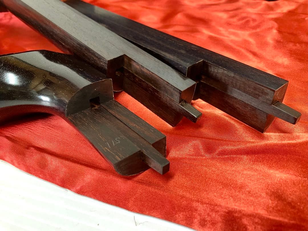 美品◆民謡三味線◆紅木 中棹 東さわり 皮破れ無し 鼈甲撥／駒／替え弦／ケース付