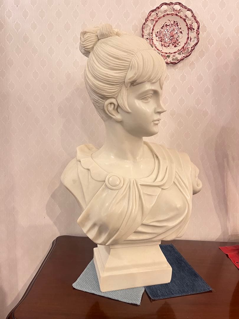 女性の胸像　02