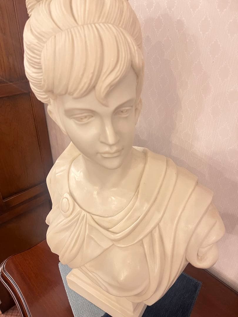 女性の胸像　02