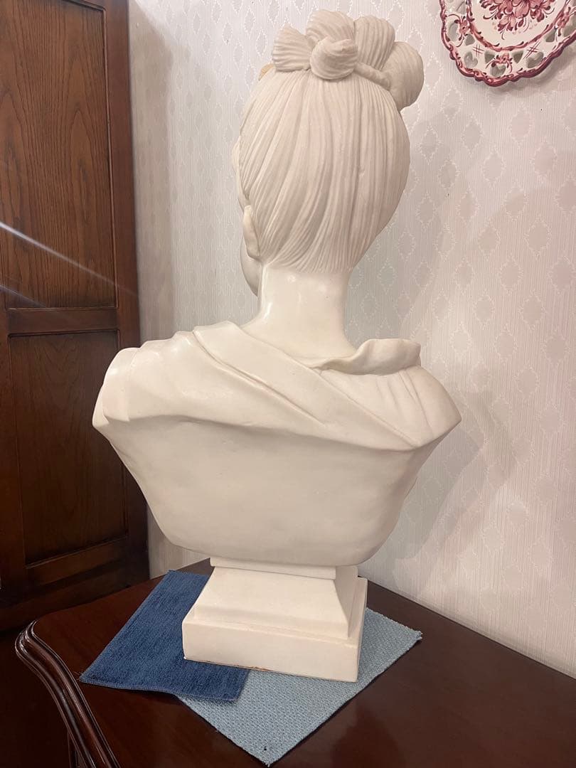 女性の胸像　02