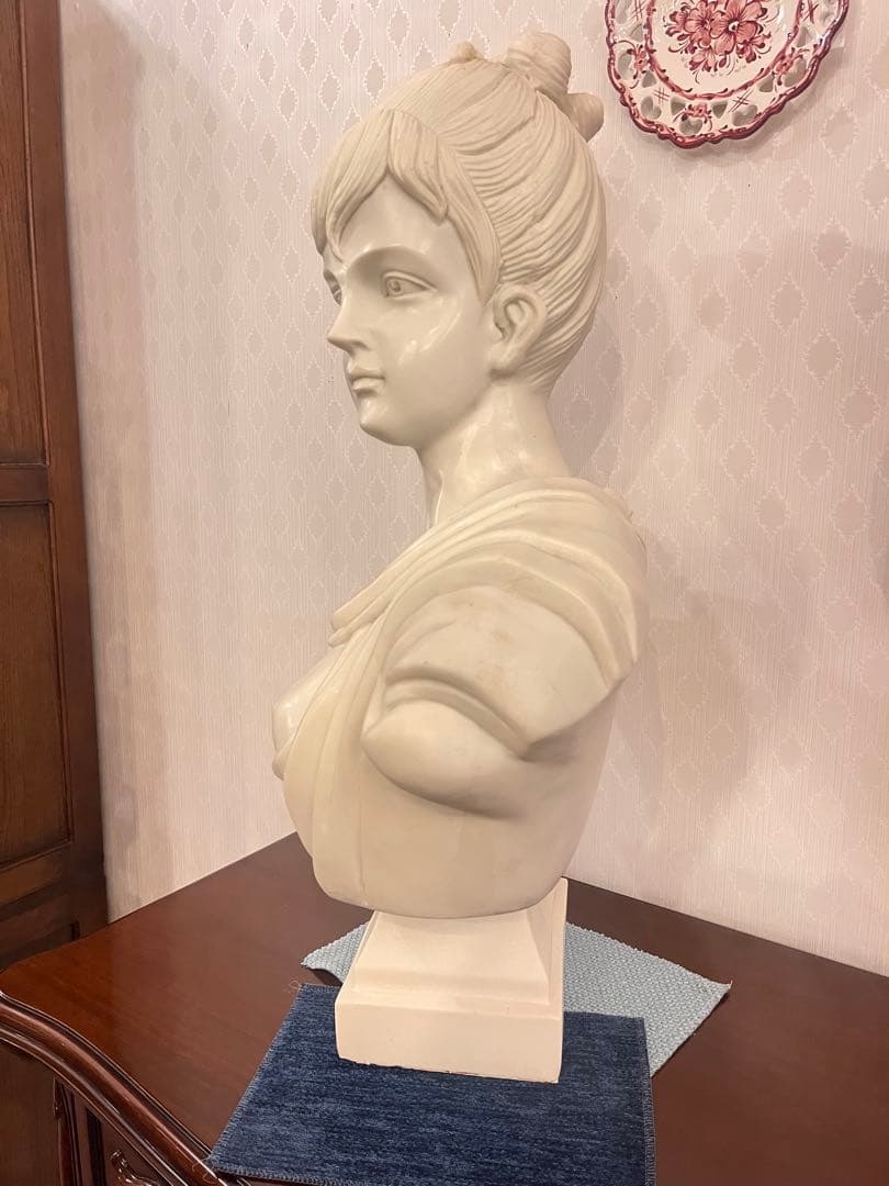 女性の胸像　02