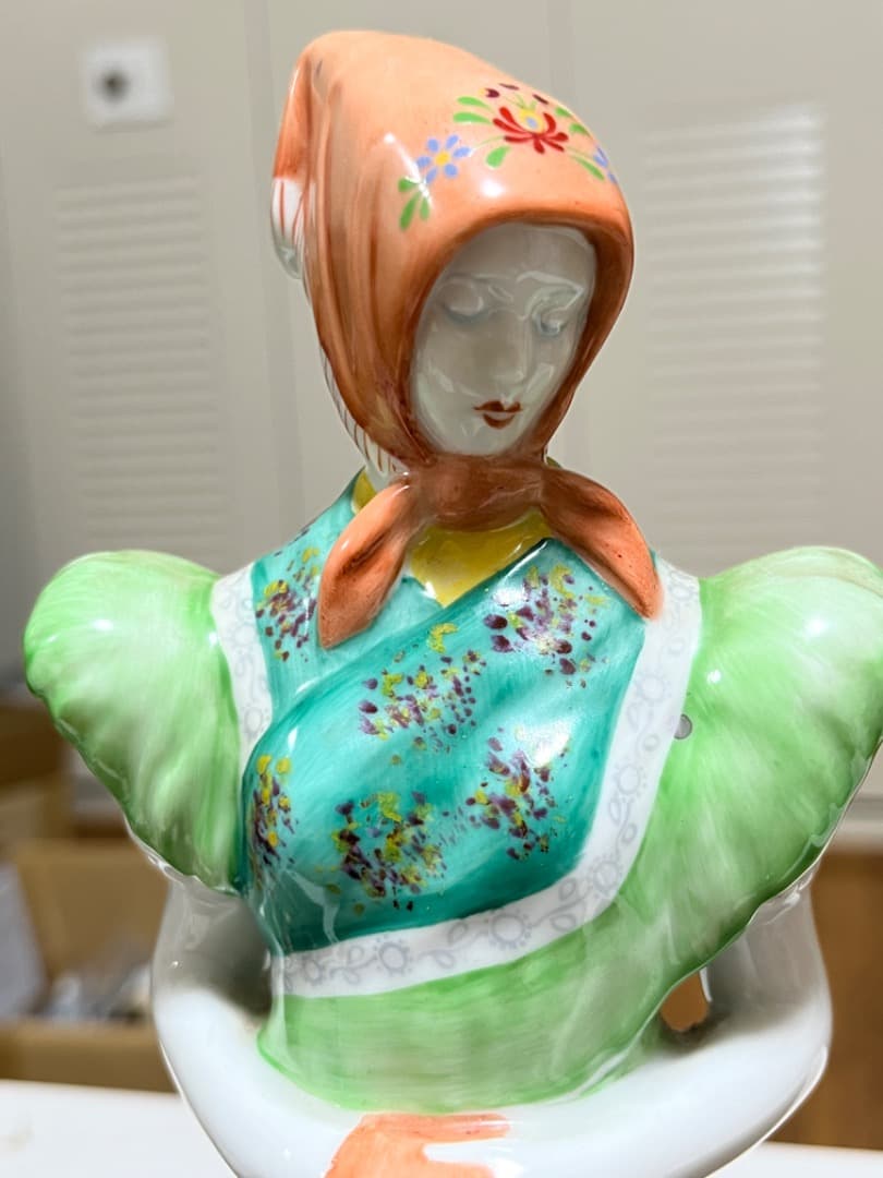 ホロハーザ ハンガリー 陶器人形 ヴィンテージ　アンティーク磁器農民女性置物