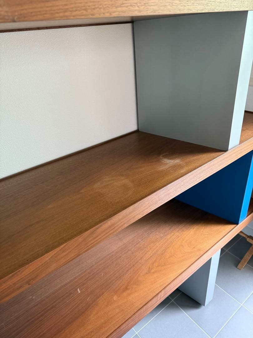 オープンシェルフ 青と木目調