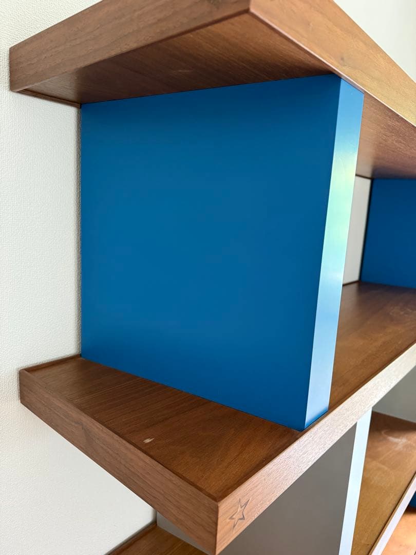 オープンシェルフ 青と木目調